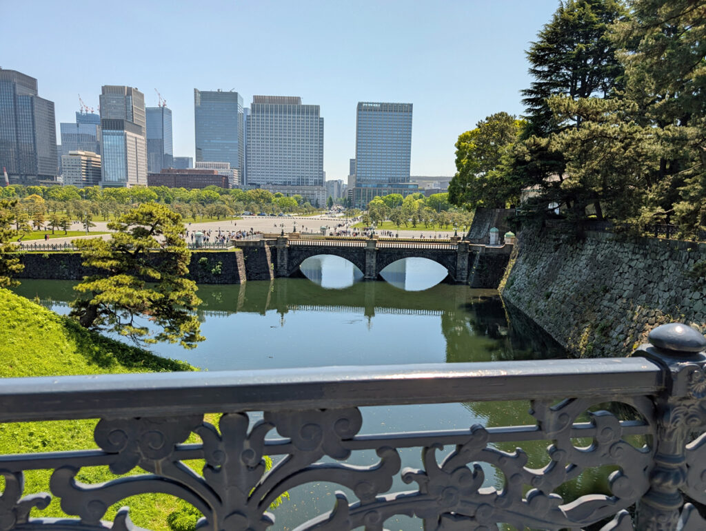 正門鉄橋より正門石橋を望む