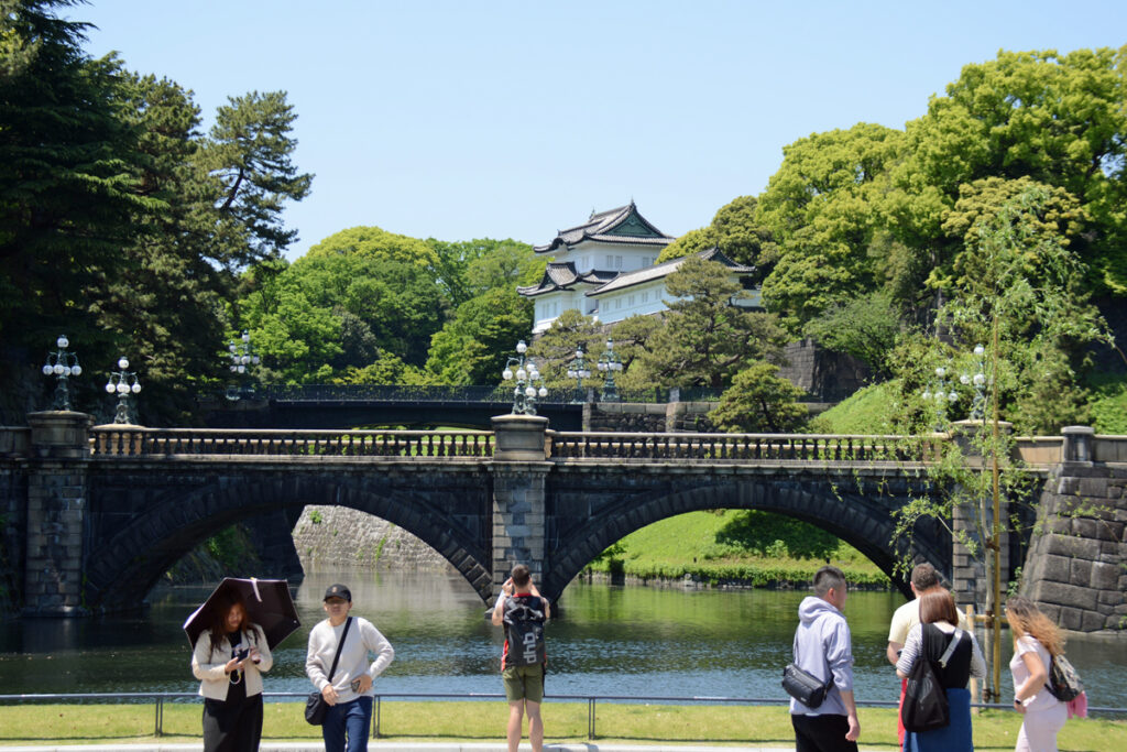 二重橋の前にはいつも観光客がいる