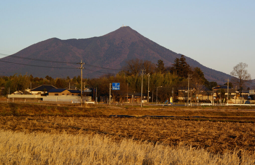 古今集・東歌
宮山からのきりりとした筑波山