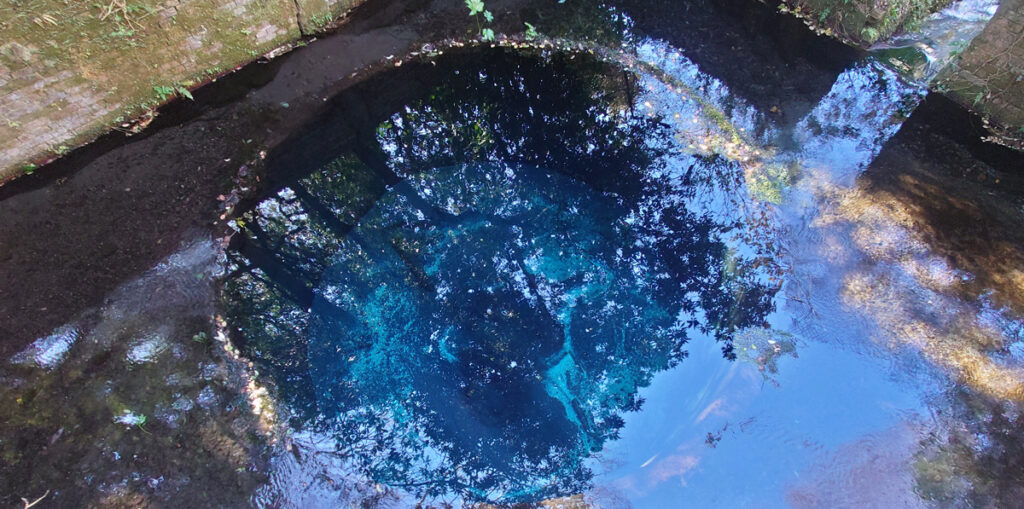柿田川の流水軍の象徴:湧き間(ブルーホール)