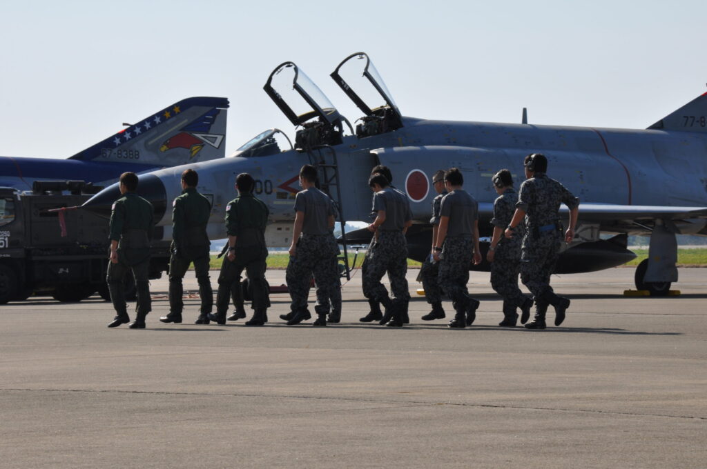 颯爽と進む自衛隊員の勇ましい姿です。