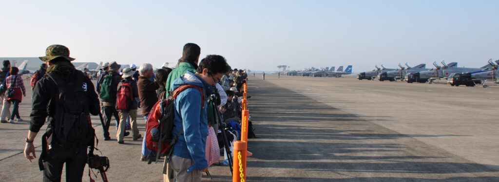 観客が列をなして進む先には、様々な機体が並んでいます。