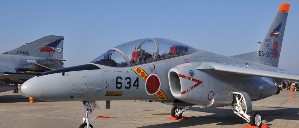 三機、四機の編隊で空を舞う姿が美しい練習機。ブルーインパルスはこのT-4を使用しています。