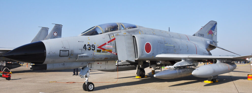 「ファントム」の愛称で知られるベテラン戦闘機。退役が迫る中、その独特な形状と爆音は、ファンを惹きつけてやみません。