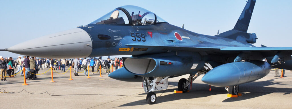 日本が誇る支援戦闘機。青い洋上迷彩が美しい。