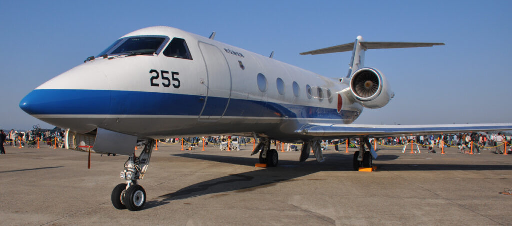 白いボディにくっきりとした青いライン。スマートな姿に感銘。
この機種は、多用途支援機。縁の下の力持ち的な存在。外見もスマートですが、居住性にも優れていて、内閣総理大臣や政府用人の移動にも利用される「準政府専用機」とも呼ばれる存在です。