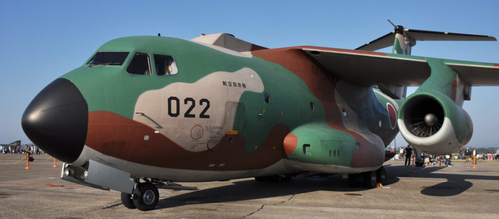 輸送機や輸送ヘリ（CH-47J-488）。戦闘機のような派手さはありませんが、災害派遣など、自衛隊の「出動」に欠かせない、人々の生活を支える重要な翼です。