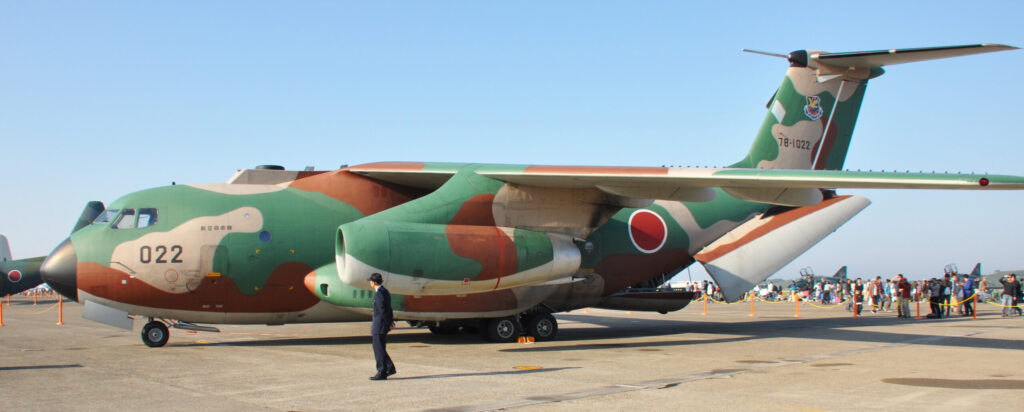 輸送機や輸送ヘリ（CH-47J-488）。戦闘機のような派手さはありませんが、災害派遣など、自衛隊の「出動」に欠かせない、人々の生活を支える重要な翼です。