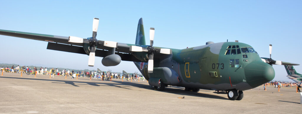 輸送機や輸送ヘリ（CH-47J-488）。戦闘機のような派手さはありませんが、災害派遣など、自衛隊の「出動」に欠かせない、人々の生活を支える重要な翼です。