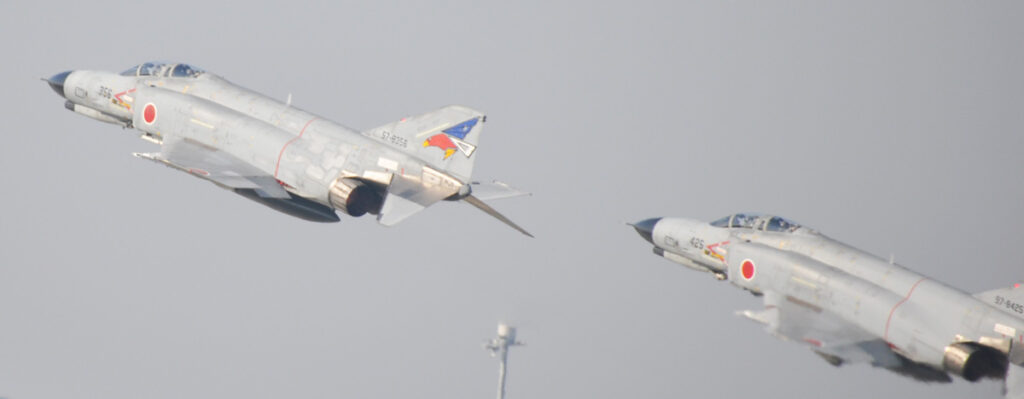 8時52分、轟音とともに主力機が離陸。