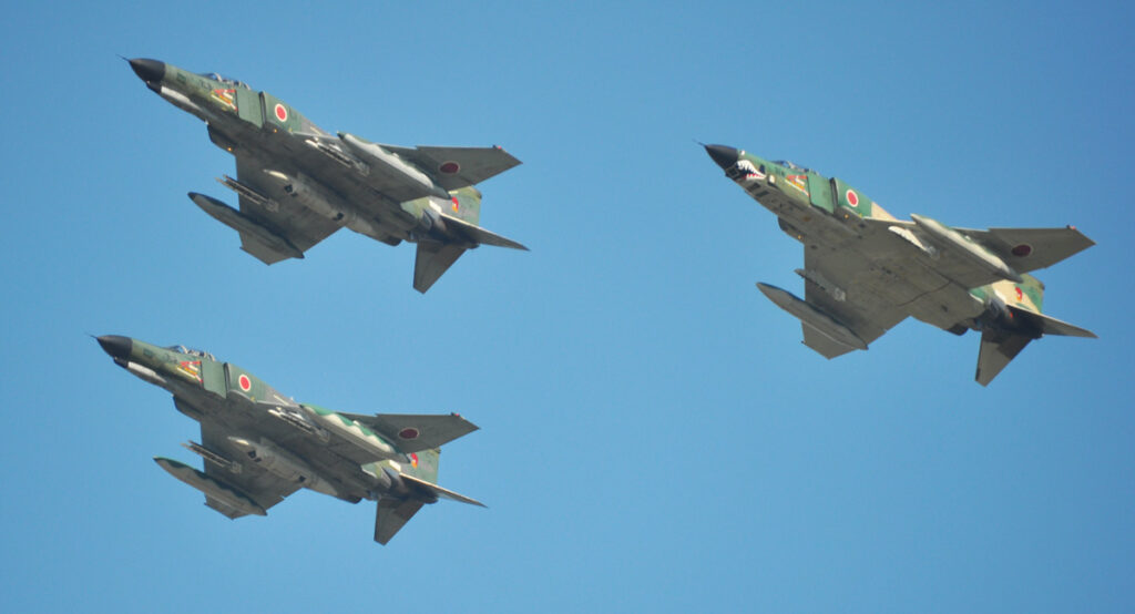 航空祭のハイライトは、やはりブルーインパルスの曲技飛行