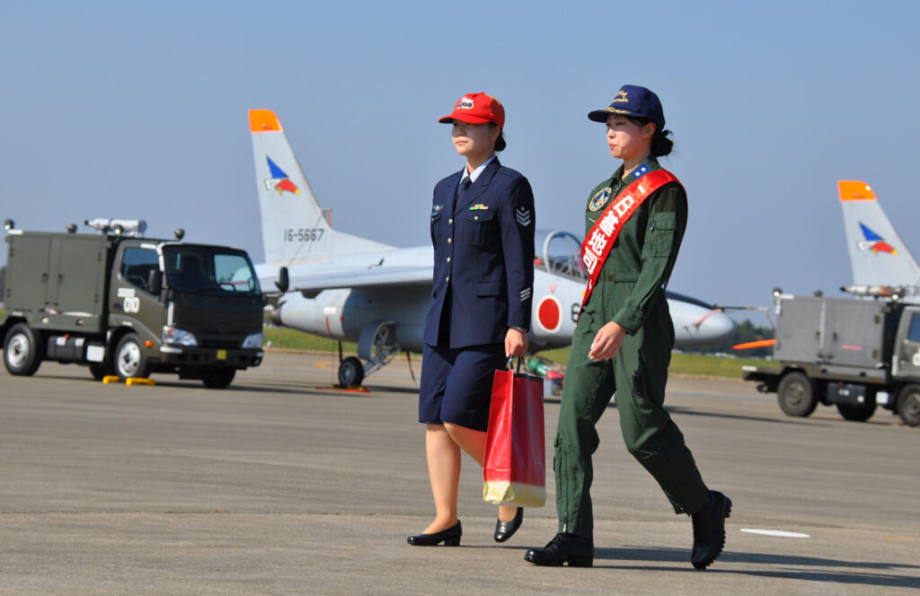 動機付け】高性能な航空機や、ブルーインパルスの華麗な演技は、若者にとって大きな憧れであり、組織への入隊意欲を高める重要な機会になる。