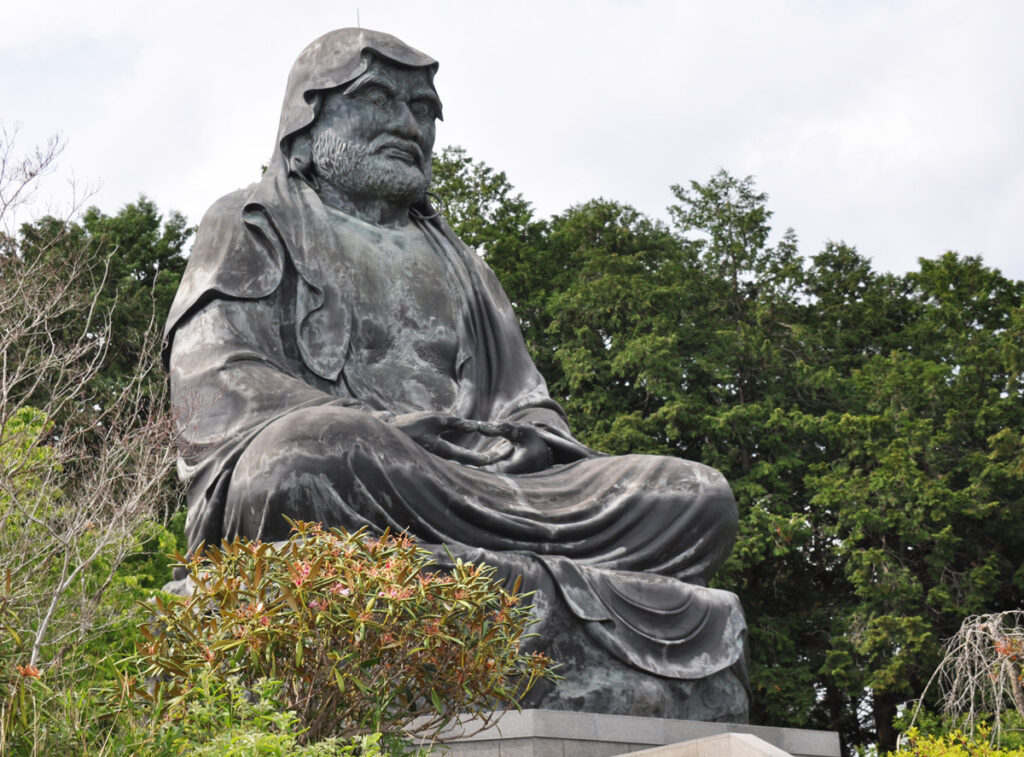 日本一の達磨像が時空を超えて、鳳台院を背に、鎮座している姿。この光景だけでも感動ものです!