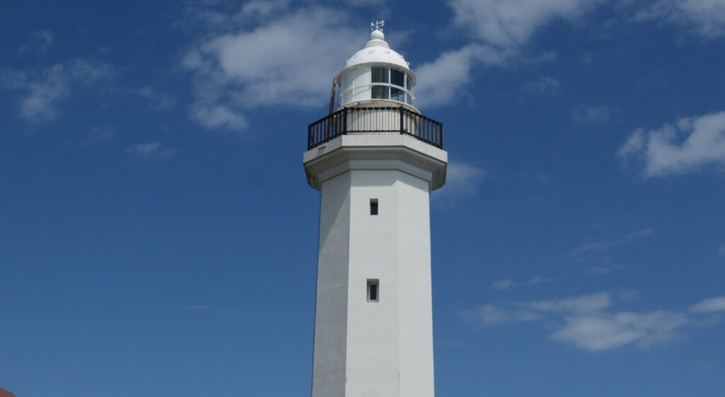 4. 勝浦灯台:リアス式海岸の安全