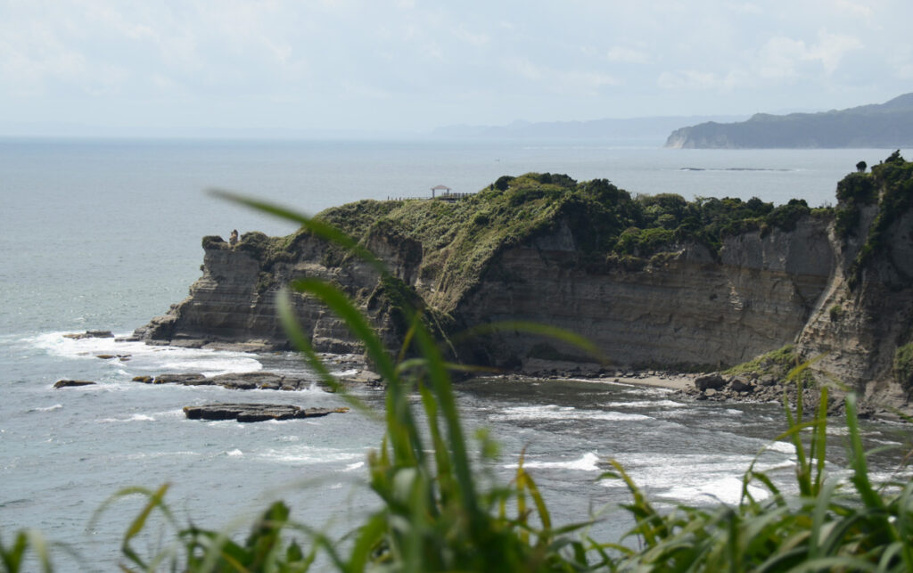 4. 勝浦灯台:リアス式海岸の安全管理