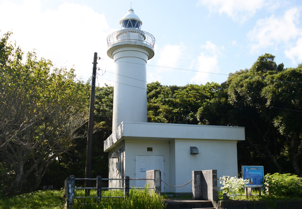 5. 太東崎灯台:長い砂浜の目印