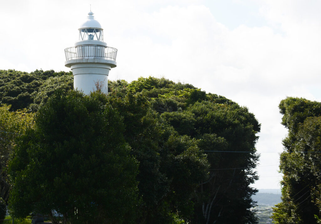 5. 太東崎灯台:長い砂浜の目印、長い砂浜の始まりを示す役割
