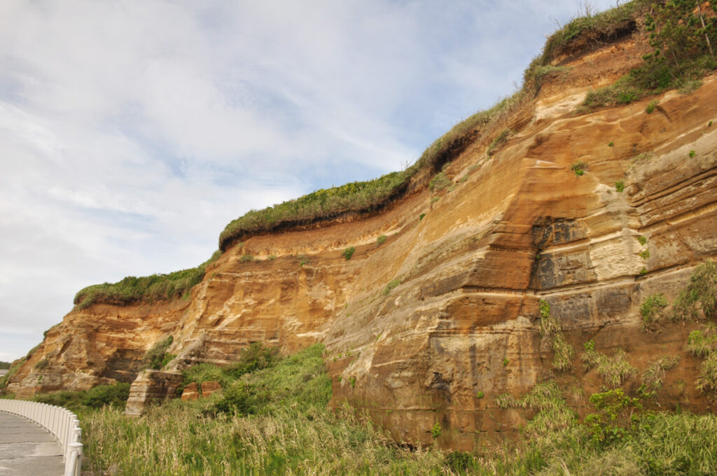 10kmにわたって高さ40〜60mの崖