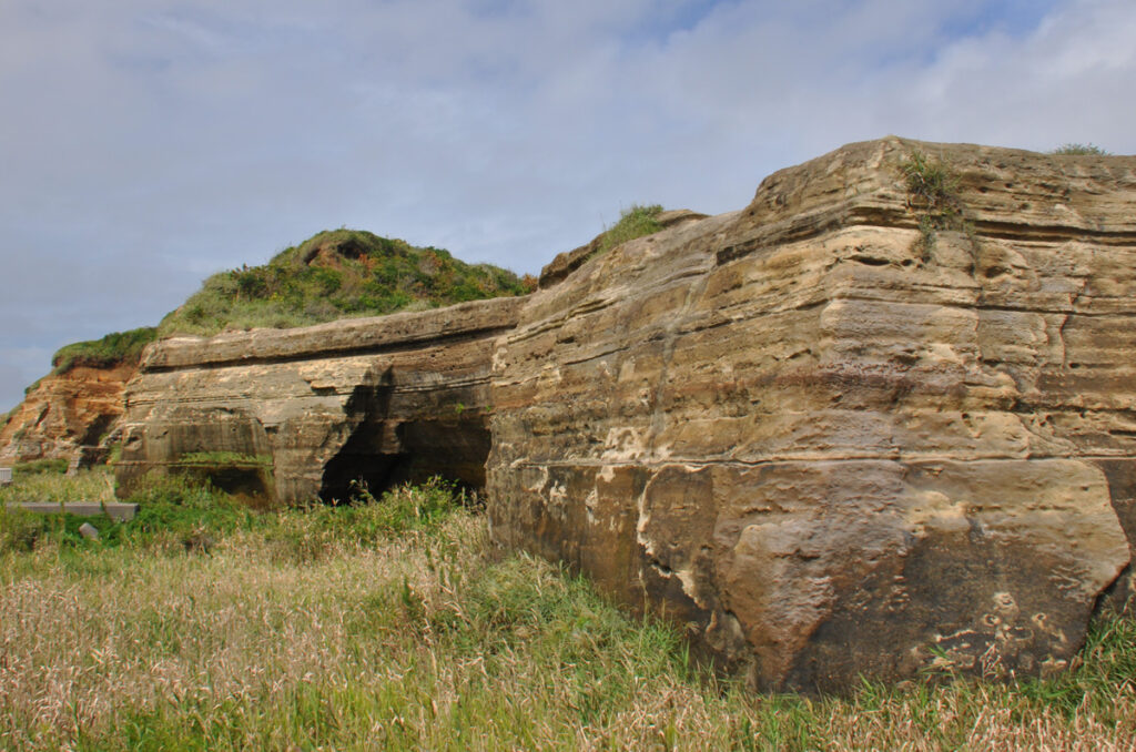 屛風ヶ浦の崖の穴の秘密