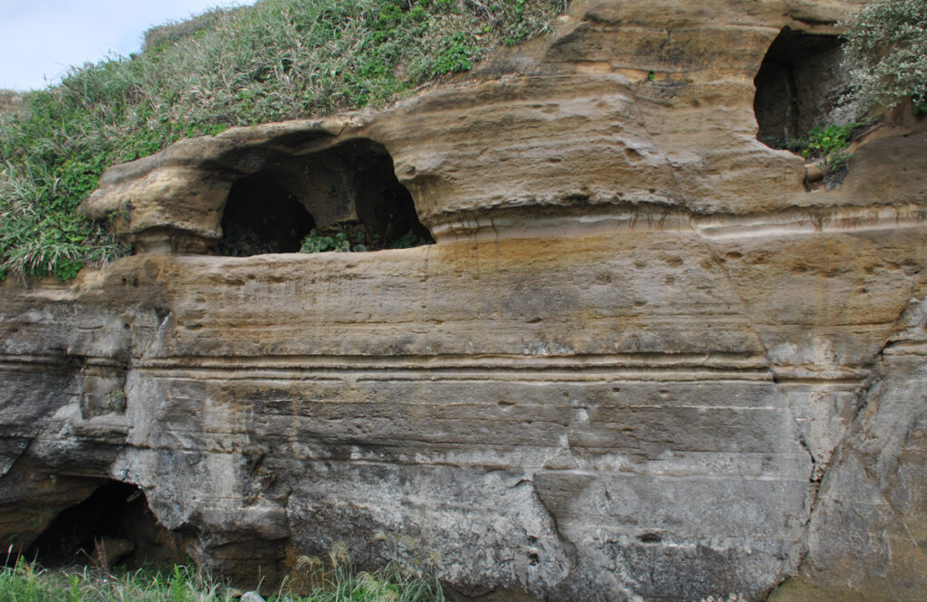 屛風ヶ浦の崖の穴の秘密。人が掘った?