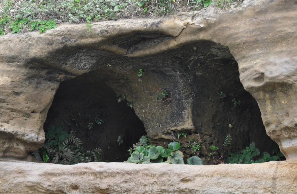 屛風ヶ浦の崖の穴の秘密。人が掘った?秘密基地