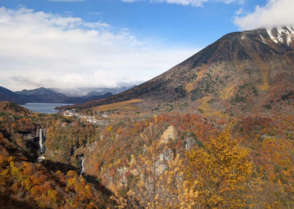 華厳の滝：中禅寺湖を背負い、日光連山を背景に、中央から一筋の糸のように流れ落ちる滝。