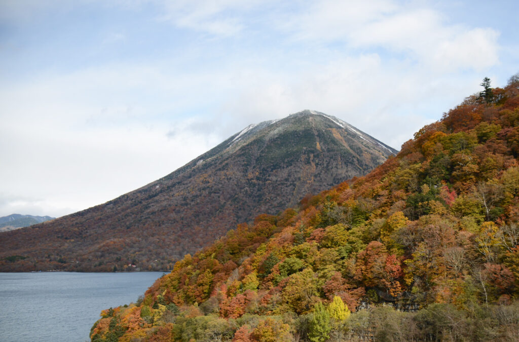 雲を纏った日光連山と、その麓に悠々と鎮座する中禅寺湖。 
風景：朝の澄み切った景色