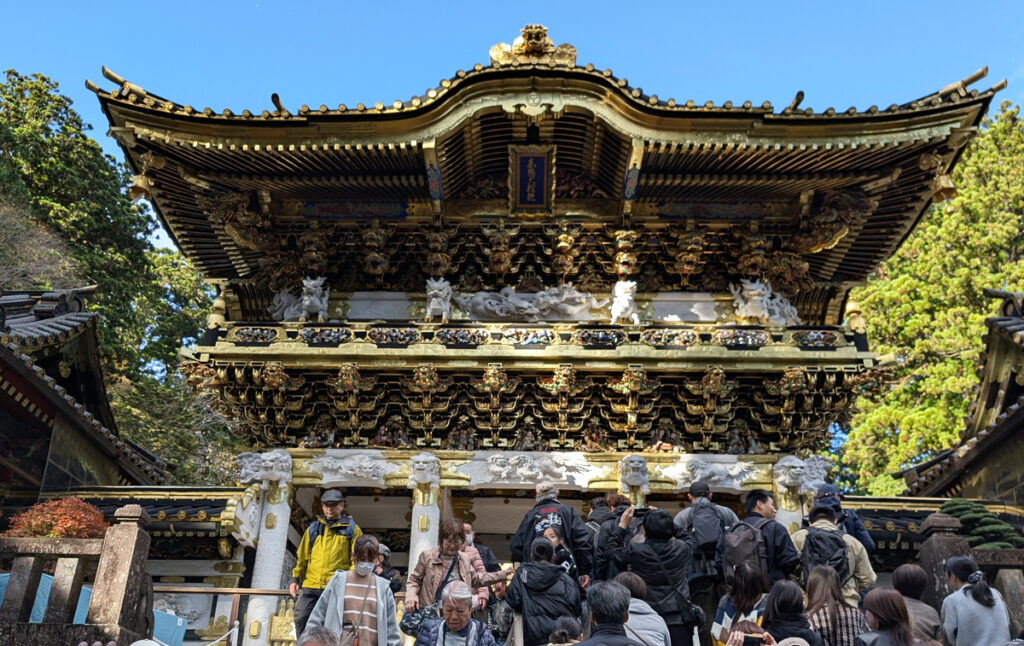 重厚華麗な東照宮の入り口に圧倒されました。