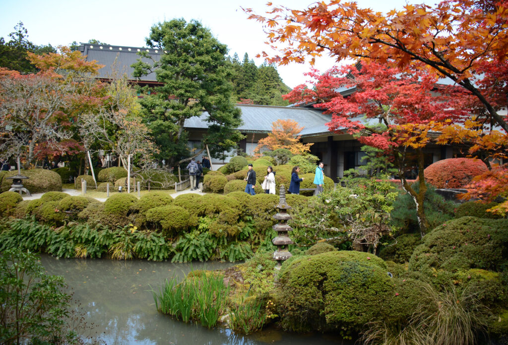 自然が描いた「夕陽の残照」を閉じ込めたような、繊細で優しい色合いの庭園。