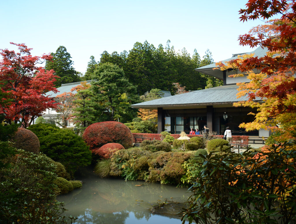 宝仏殿の「逍遥園」