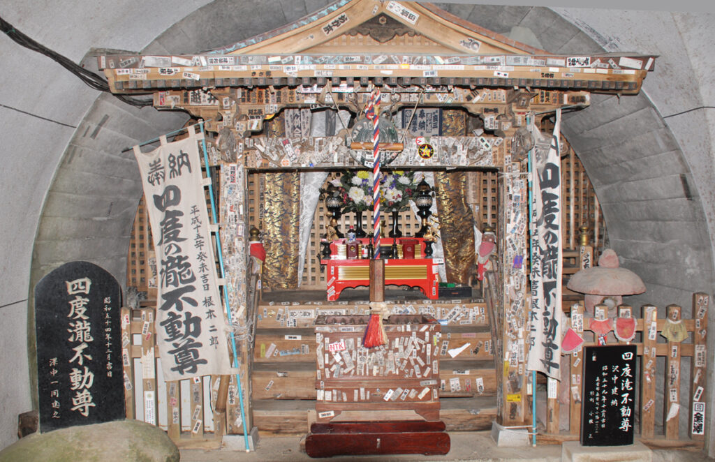 ◆滝の入り口

旅の始まりは、静かな祈りから。 「四度の滝不動尊」が祀られる神棚を仰ぎ、冷気の中へ足を踏み入れる。これより先は、音が消えた純白の聖域。