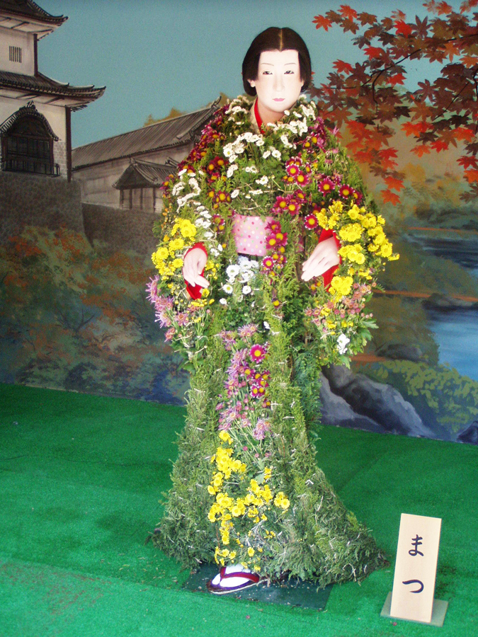 菊人形「前田利家の妻、お松（芳春院）」：前田利家の正室。戦国一の賢夫人。前田家の繁栄に貢献。晩年は京都で暮らす。