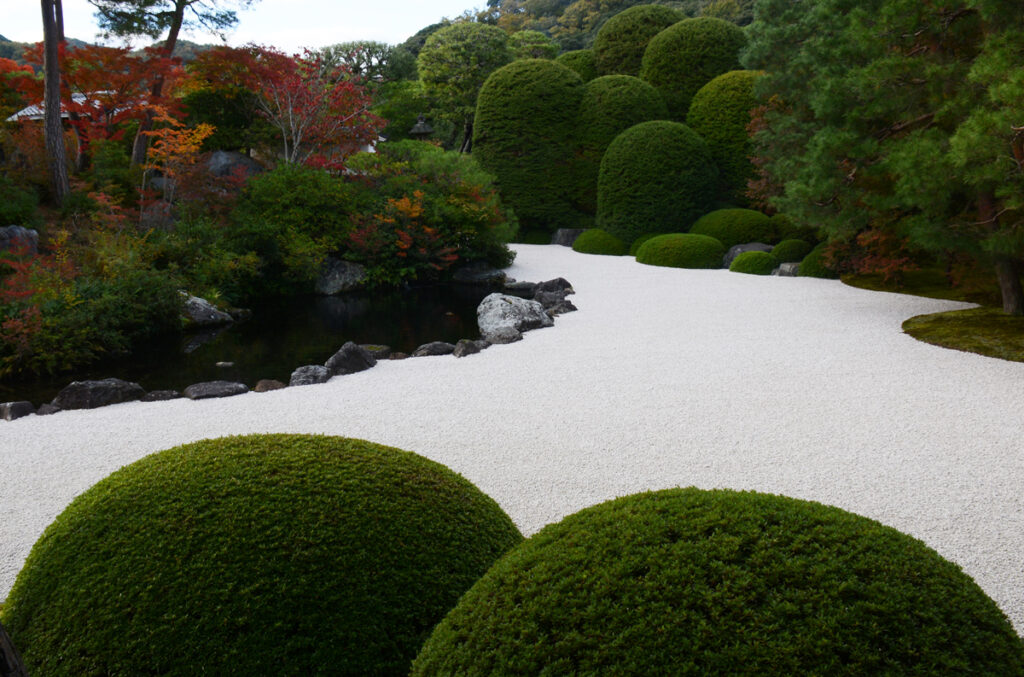 窓の向こうに流れる、白い砂の「川」