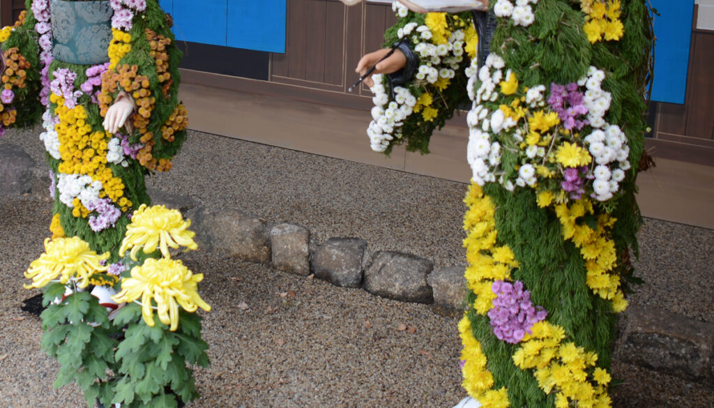 菊人形　「重三郎とてい」：黄色と白、紫色の小菊で装う。