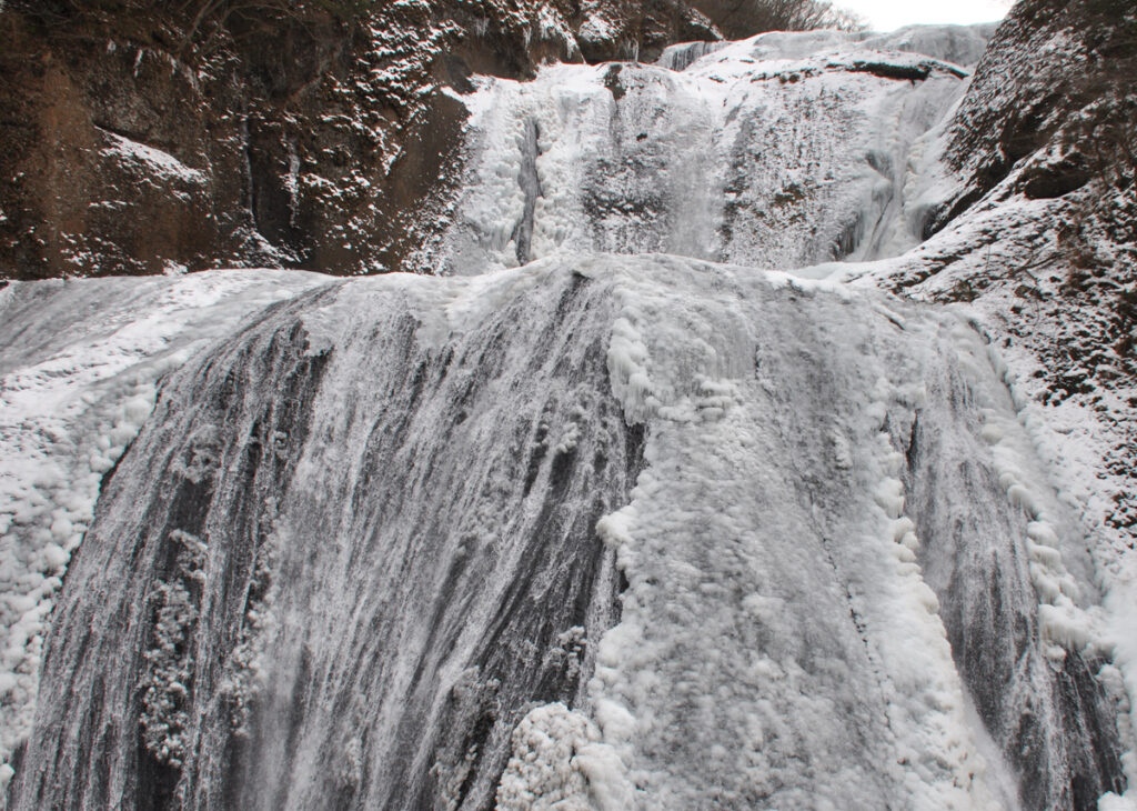 ◆不思議な幾何学模様

視線を移せば、そこには不思議な幾何学模様が広がっている。 ある場所は、貴婦人が白いフレアスカートを優雅に広げたような柔らかな曲線を描き、またある場所は、歳月を重ねた大理石の壁のように重厚で、冷徹な気品を漂わせている。