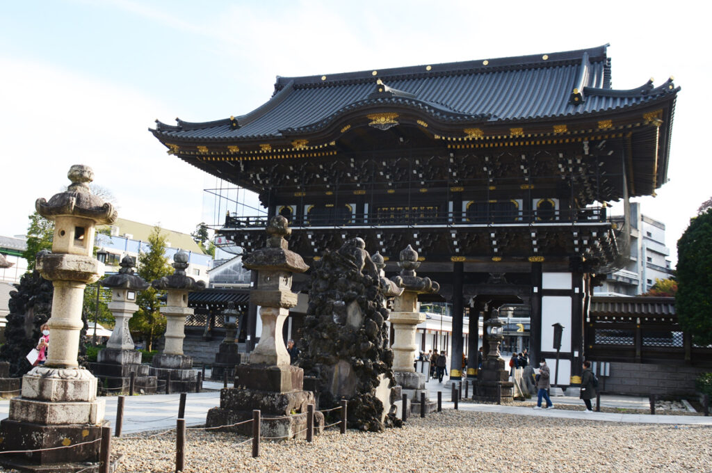 成田山の厳かな新勝寺の入口。明治神宮に次いで二番目に参拝者が多い。940年に寛朝大僧正が開山した由緒あるお寺です。