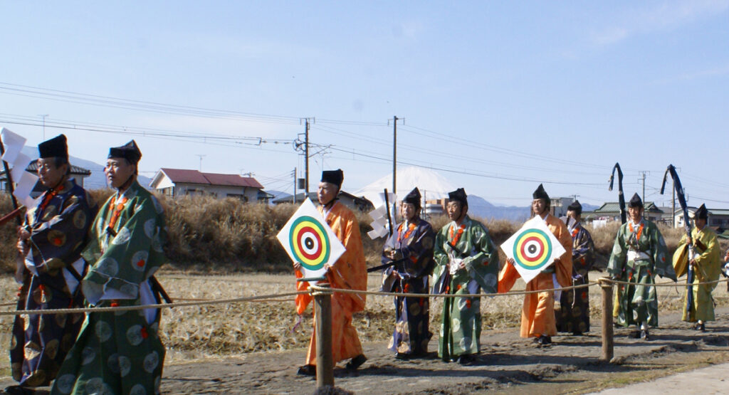 中世の絵巻物のような武田流流鏑馬を披露する達人