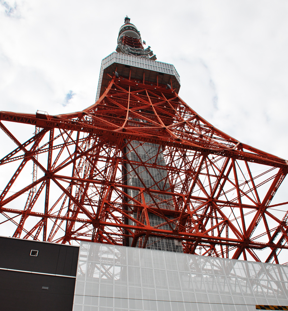 ◆直下:鉄の咆哮
真下まで辿り着き、頭上を仰ぐ。 視界を埋め尽くすのは、網目状に組み上げられた鉄骨の濁流。 夜の光で誤魔化されない、むき出しの赤と白。