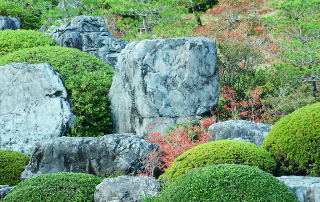 自然の造形美： どっしりとした巨岩