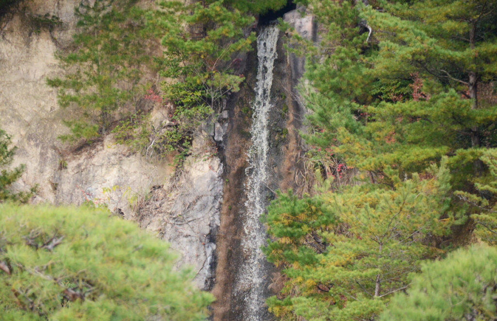 高低差15メートルの壮大な人工の滝