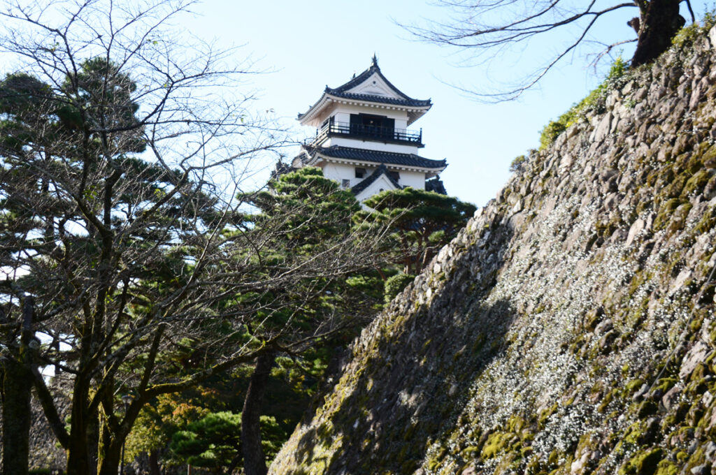 石樋（いしどよ）： 高知城独特の雨水を外へ飛ばす石の排水溝。
