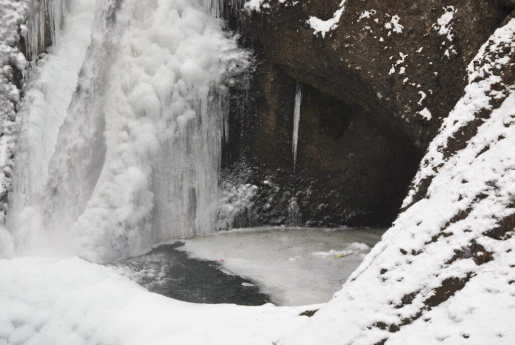 ◆色彩を失った美学

 さらに深淵を覗き込む。 氷の「純白」と、滝つぼの「黒」。 そのコントラストは、計算し尽くされた抽象画のようでもあり、あるいは極限まで無駄を削ぎ落とした水墨画のようでもある。ここには、私たちの日常にある余計な「色」は存在しない。