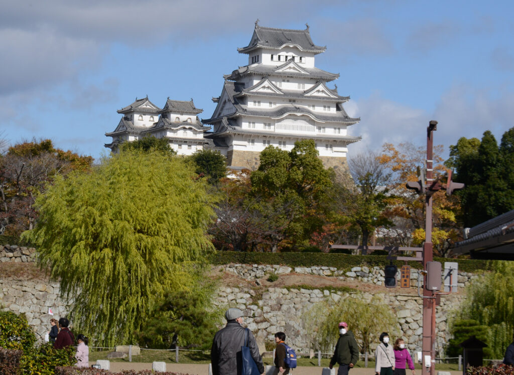 「下剋上」が当たり前の時代。主君を裏切るのではなく、勝てる主君を勝たせて自分が世界を動かす。石垣のカーブを見上げていると、そんな官兵衛の冷徹な計算が聞こえてくるようだ。