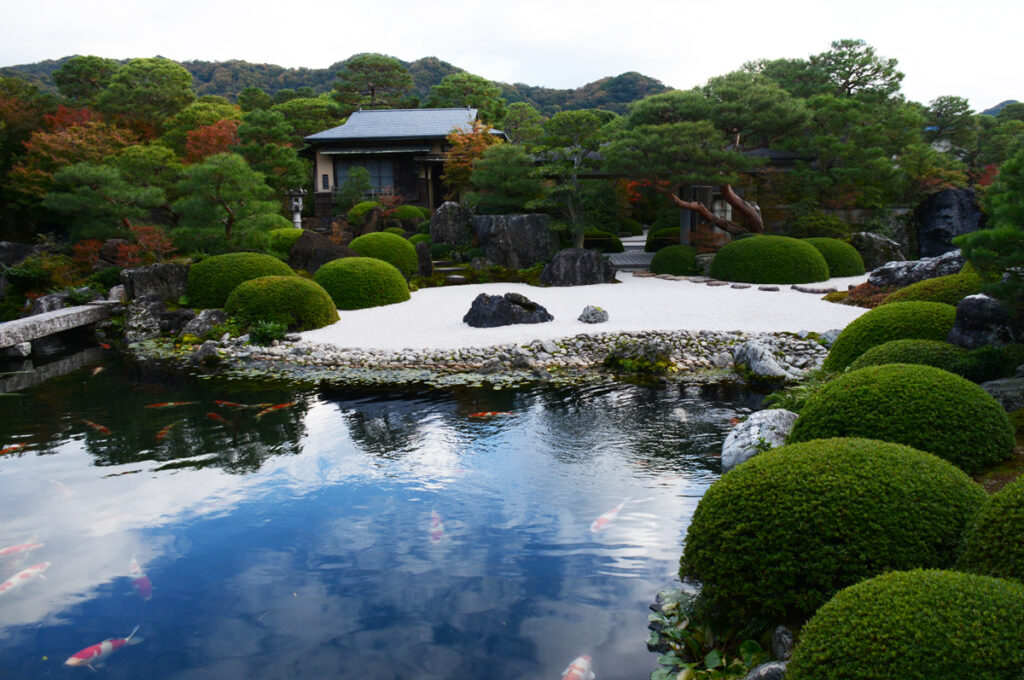 夕暮れ時、少し暗くなってきた庭園の中で、白砂と池沼がどこまでも白く浮かび上がっていた。錦鯉まで美しい。