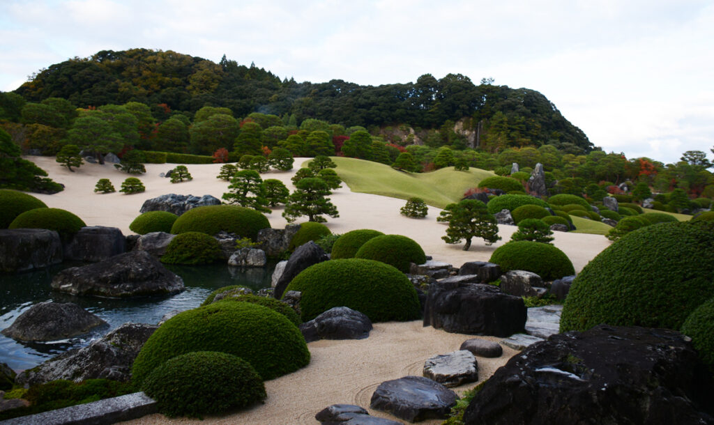 繊細な美しさに宿る「おもてなしの心」

廊下の右側には全景が見える。