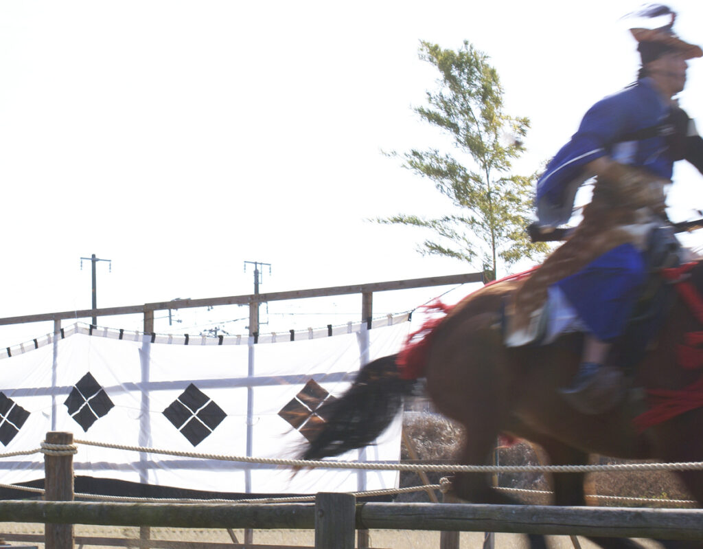 役目を終え、風のように走り去る後ろ姿