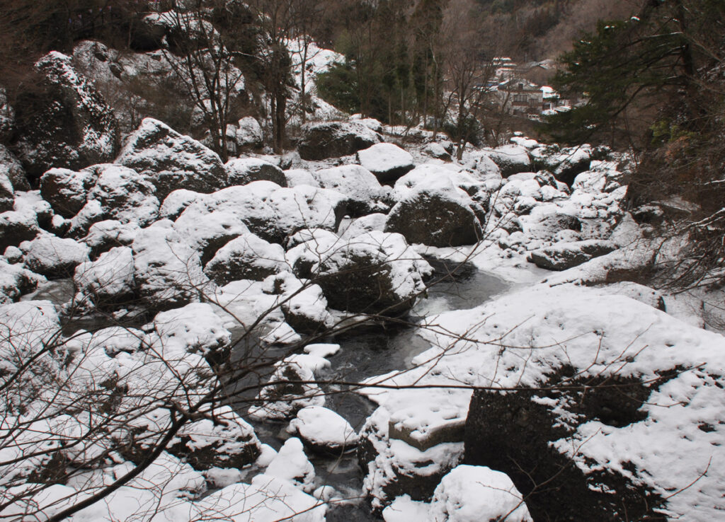 雪を被った岩々、白い帯となって続く川の流れ。