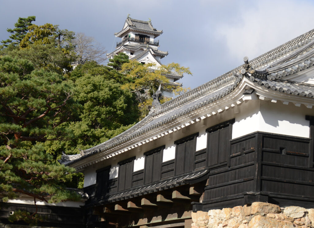 追手門（おうてもん）に辿り着くと、そこには石垣の上に櫓が架かる壮大な入り口