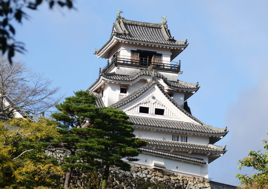 ◆天守閣

階段を登りきり、目の前に現れた天守閣は、青空に吸い込まれるような美しさで輝いていた。