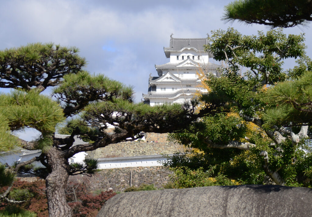 ◆千姫とお菊さん

しかし、光があれば影もある。 近くには、皿を数える声が響くと伝わる「お菊さんの井戸」が。  華やかなパレードの主役になる千姫と、暗い伝説の中に閉じ込められたお菊さん。この対比こそが、姫路城の深みかもしれない。